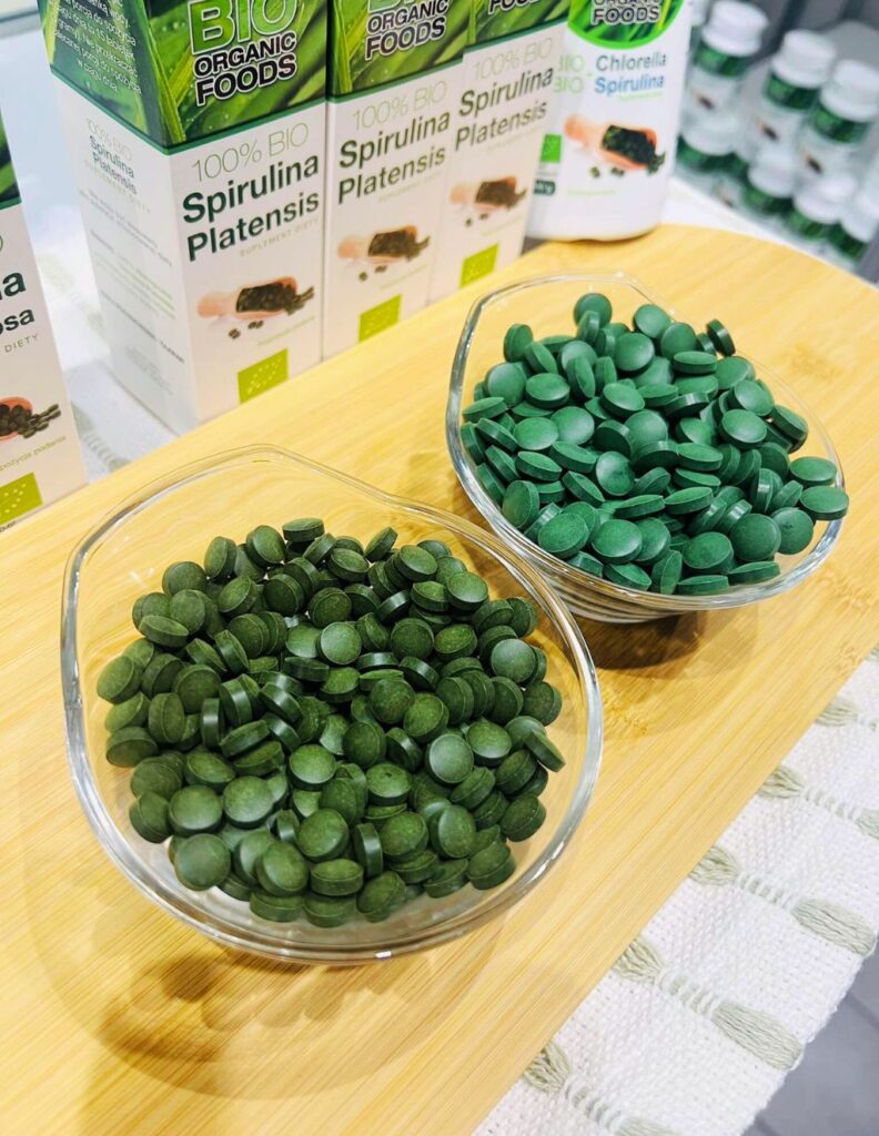 Sproszkowany sok z młodego jęczmienia, spirulina i chlorella w tabletkach